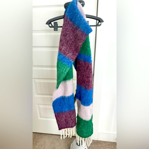 Faherty Accessories - Brand new Faherty Pure wool striped muffler with fringe